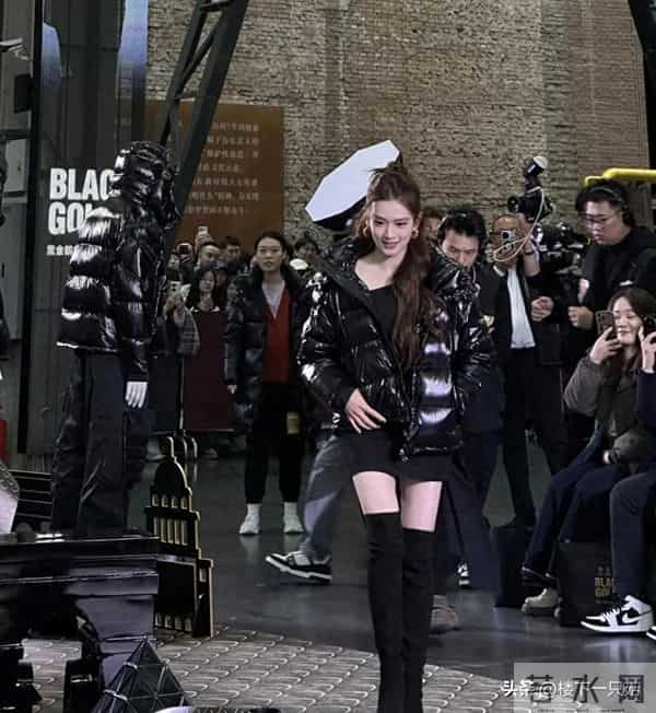 陈昊宇哈尔滨参加活动 上身羽绒服下身短裙 大长腿吸睛 真人又白又美