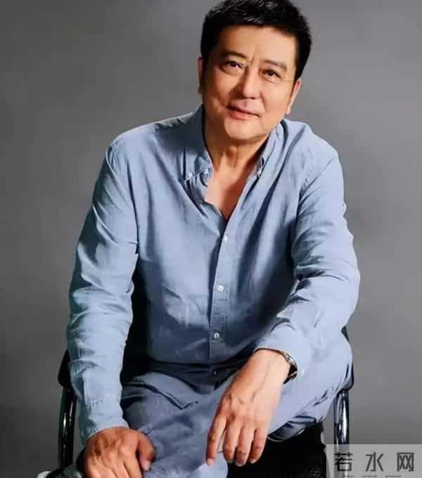 他曾是北影厂第一美男，退居幕后20年担任制片人，如今老的不敢认