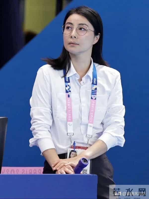 这一夜,露肩装的那英,深V领的朱珠,都输给了全裹出镜的郭晶晶