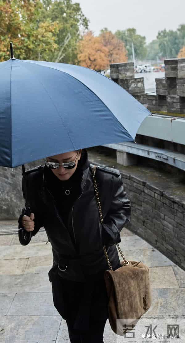 巩俐参加卡地亚活动,60岁依旧很有女王范,完美诠释岁月不败美人