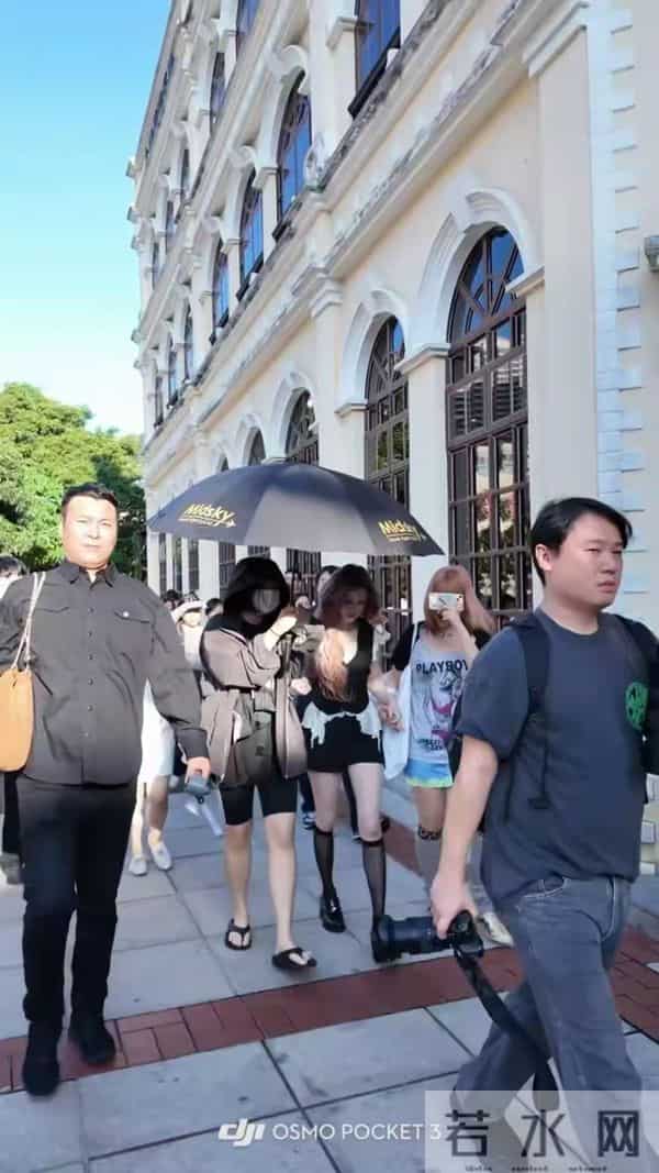 宋雨琦澳门街头被偶遇,本人又高又瘦近照非常漂亮,穿搭也很好看