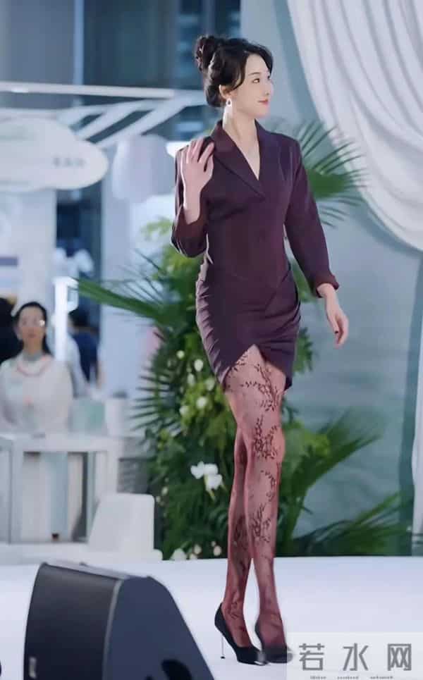 李沅桐亮相国际泉愈博览会 紫包臀裙配红花纹丝袜 韵味十足美腿吸睛