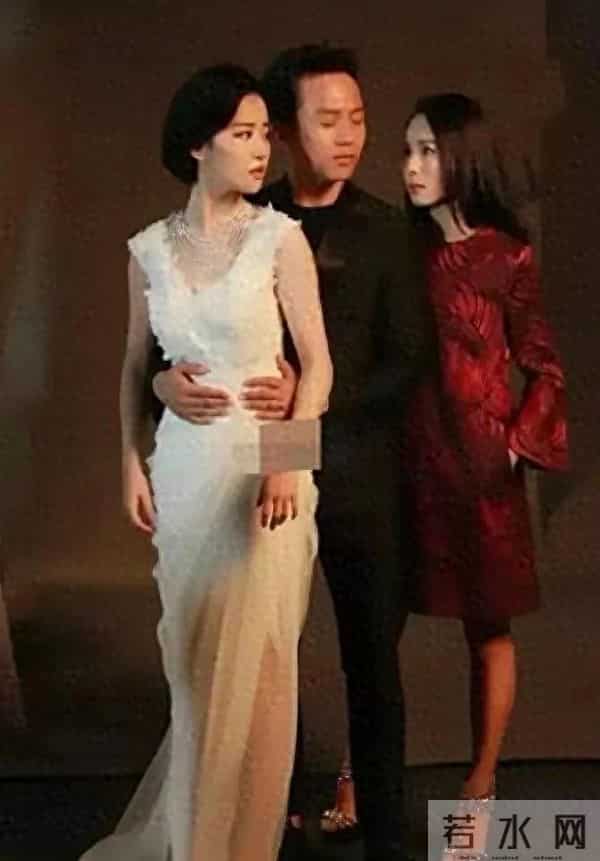 感觉邓超快笑场了,虽然有在极力克制