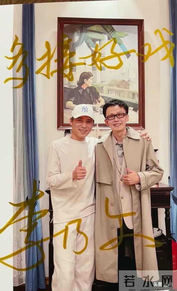 51岁李乃文哈尔滨和朋友聚餐，白色短袖上衣又高又瘦，状态像40岁