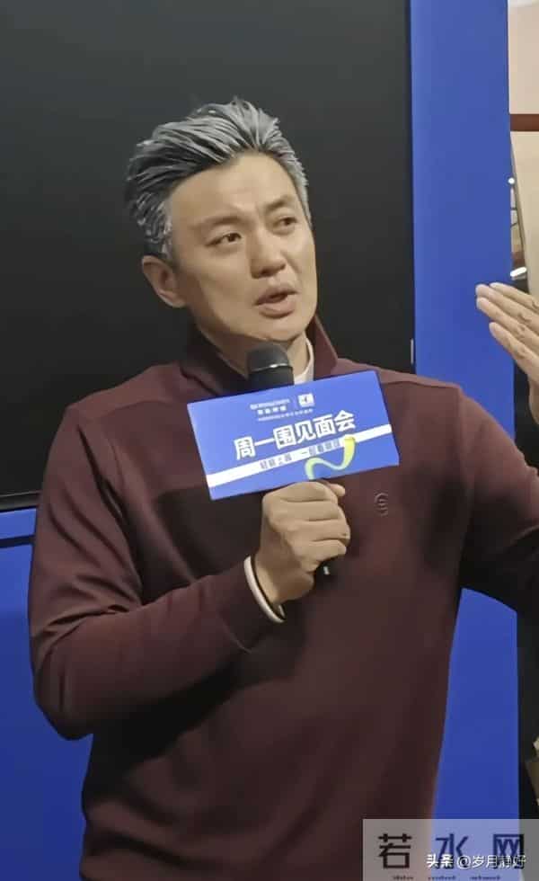 他这身形太标致了，电视上看着一般般，真人巨帅，堪比罗成啊！