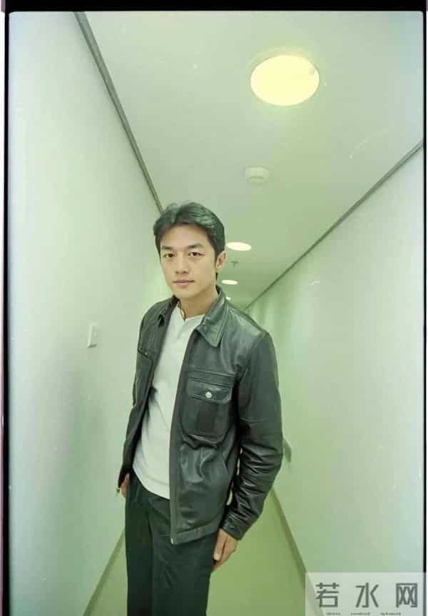 2000年秋李亚鹏在上海，年轻时居然还挺帅，难怪王菲会看上他