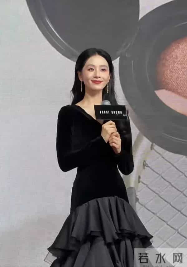 刘诗诗亮相线下活动,黑丝绒简直妈妈级别的美貌,黑发也太显气质