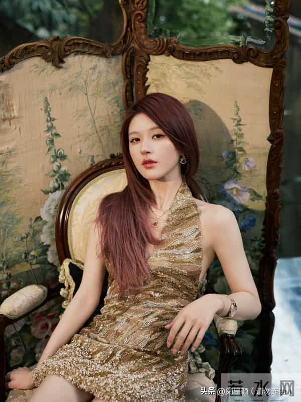 赵露思 白瓷肌肤太亮眼 美的像个洋娃娃精致到头发丝