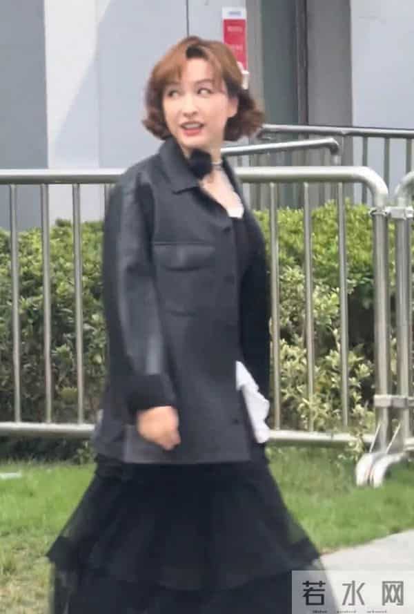 吴昕在长沙被偶遇，她真的好瘦啊，脸圆圆的，身材真好，看着好美