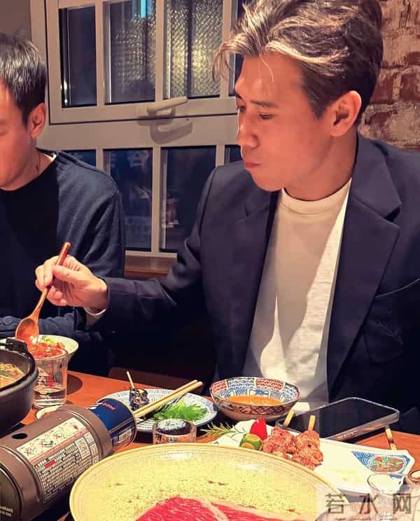 李乃文的笨办法管用，不劝，只把辣锅换成清汤，把香菜挑干净