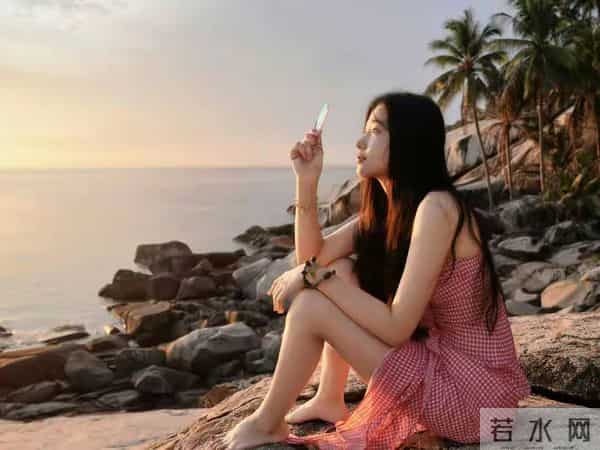 卢昱晓海边写真，光脚丫很可爱