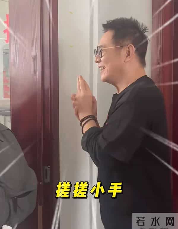 62岁李连杰探班吴京,俩人花5块钱同吃一盘饭,看模样年轻了不少