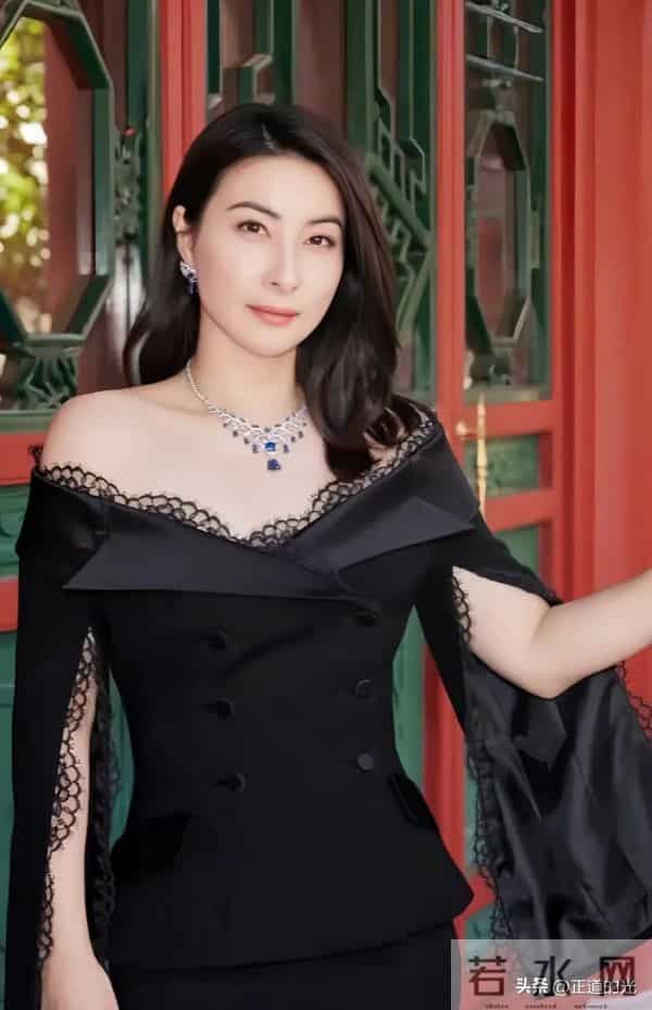 郭晶晶卡地亚活动 黑色礼服包裹严实 简单珠宝装饰贵气逼人 细纹优雅