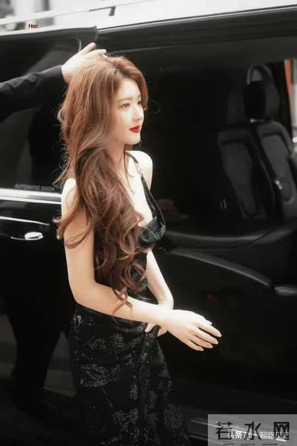 27岁赵露思太丰满，黑色紧身裙都兜不住好身材，难怪直男都喜欢她