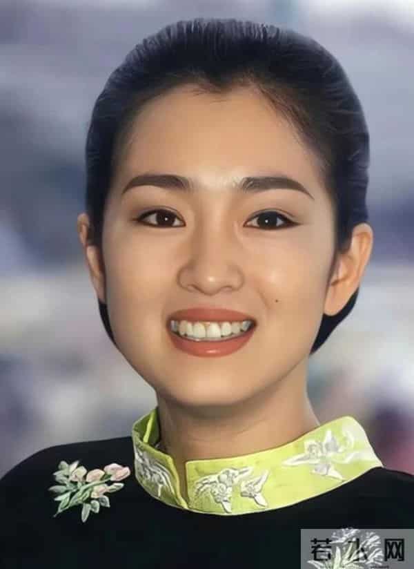 59岁巩俐现身北京公园，穿黑皮衣配透明伞，雨中喝酸奶吃冰糖葫芦