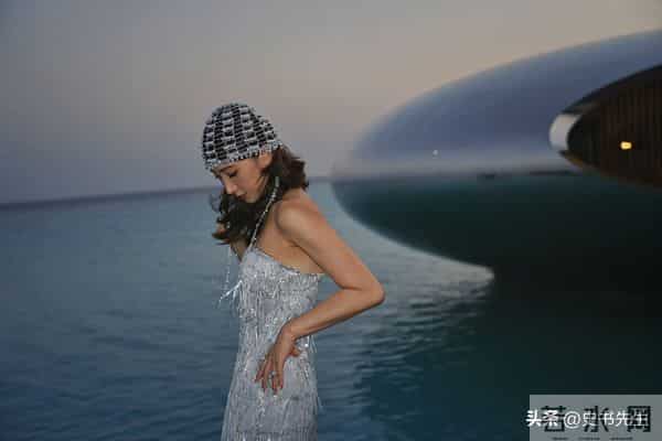 和陈赫离婚10年后,晒出情侣泳装照的许婧,没给前夫留一点体面