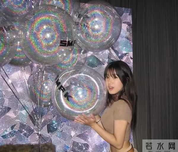 贾静雯的女儿梧桐妹完美继承了她的美貌,甚至比她还耀眼迷人。