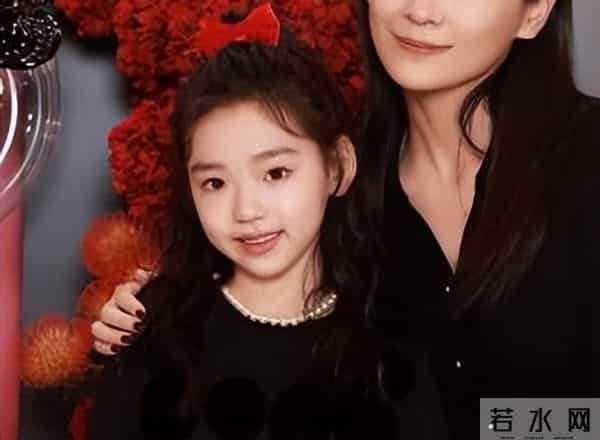 董璇46岁生日照,手捧蛋糕小腹隆起,张维伊站C位风头尽显