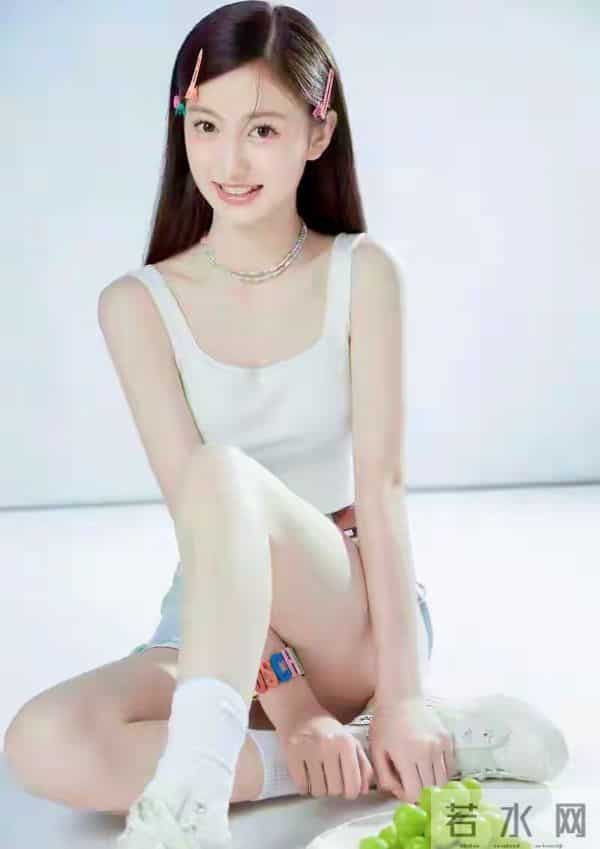 连演多部热播剧的白痴佳欣:168cm的清爽身材和独特的骨骼美!