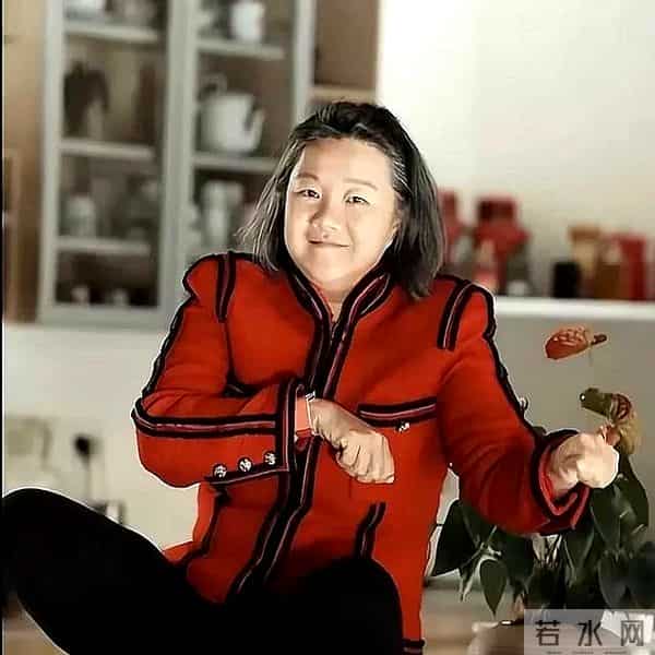 洪晃瘦身30斤惊艳亮相：自信的女人，从来不需要活在别人的审美里