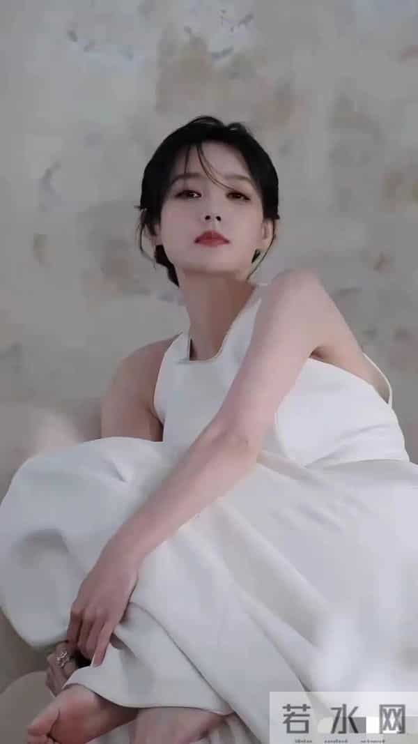 李一桐“脚底腮红”炸上热搜！光脚一抬全网盯红板这是气血爆棚？