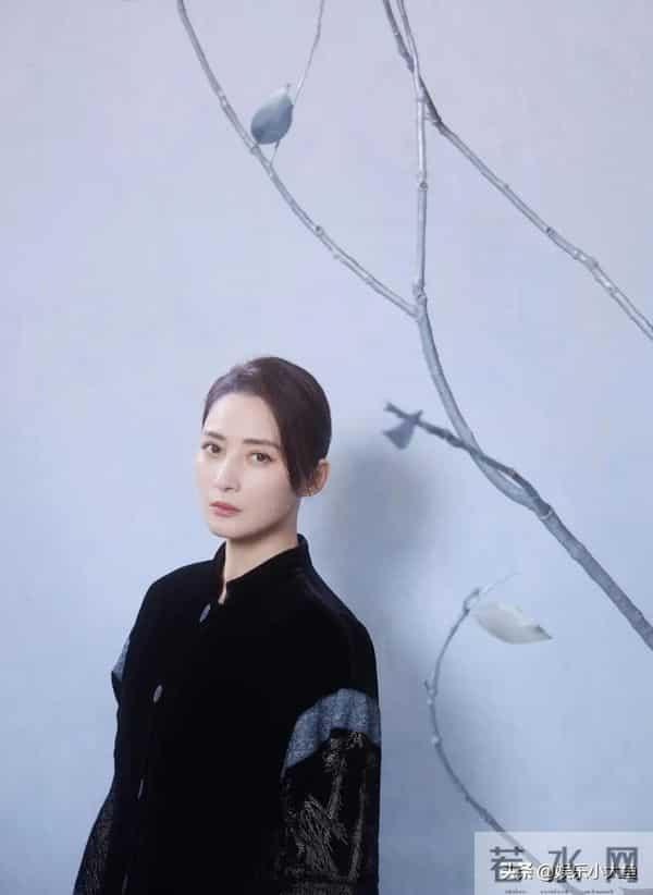 蒋勤勤出席十堰竹山活动,穿黑色印花中式套装发髻低挽,大气漂亮