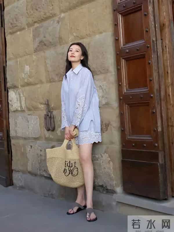 高圆圆身穿一袭蓝色衬衫打造下半身“失踪体”,气质好美腿“绝”