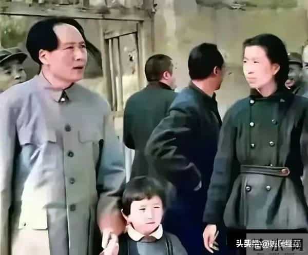 毛主席一家四口合影，四人脸上全是笑意，李讷紧挨毛主席