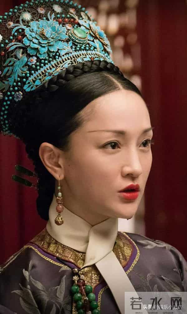 51岁周迅近照：头发白了一小半，老态尽显，但却挡不住从容气质