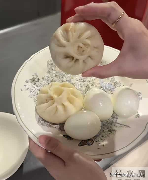 潘玮柏接岳母住上海新家,宣云妈妈亲手做包子,颜值像赵雅芝好美