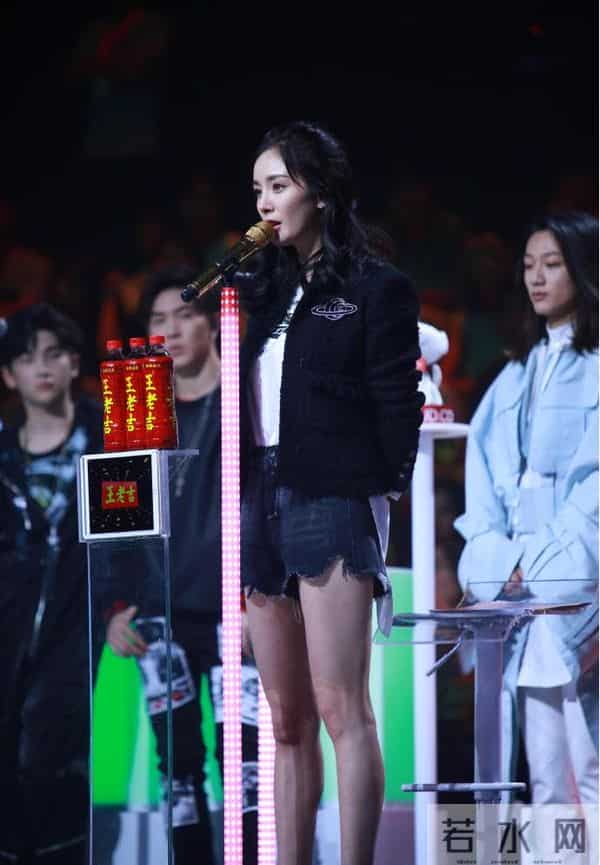 杨幂长腿杀疯了！活动现场全程黑丝白皙美腿，这比例绝了。