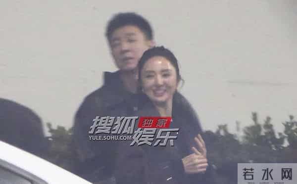 董璇宴会结束,张维伊拉着她的手,幸福得满脸洋溢