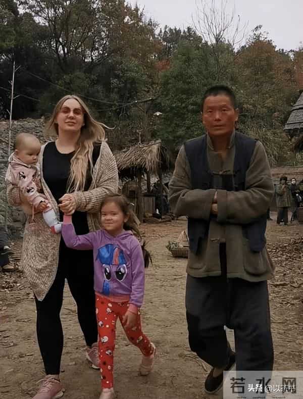 68岁曲协副主席:师从李金斗,二婚娶小30岁洋妻,生俩混血女儿