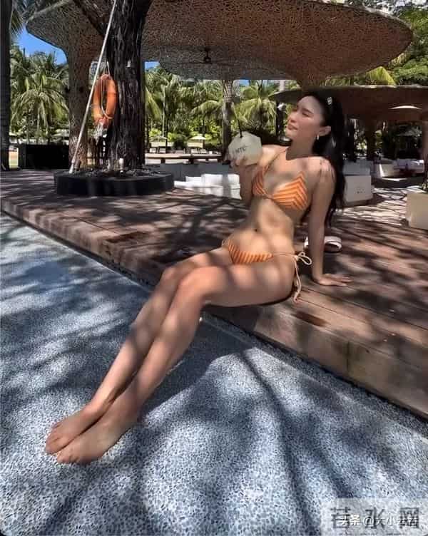 关枫馨与男友游海南岛享受阳光与海滩,穿比基尼喝椰汁舒适又奢华