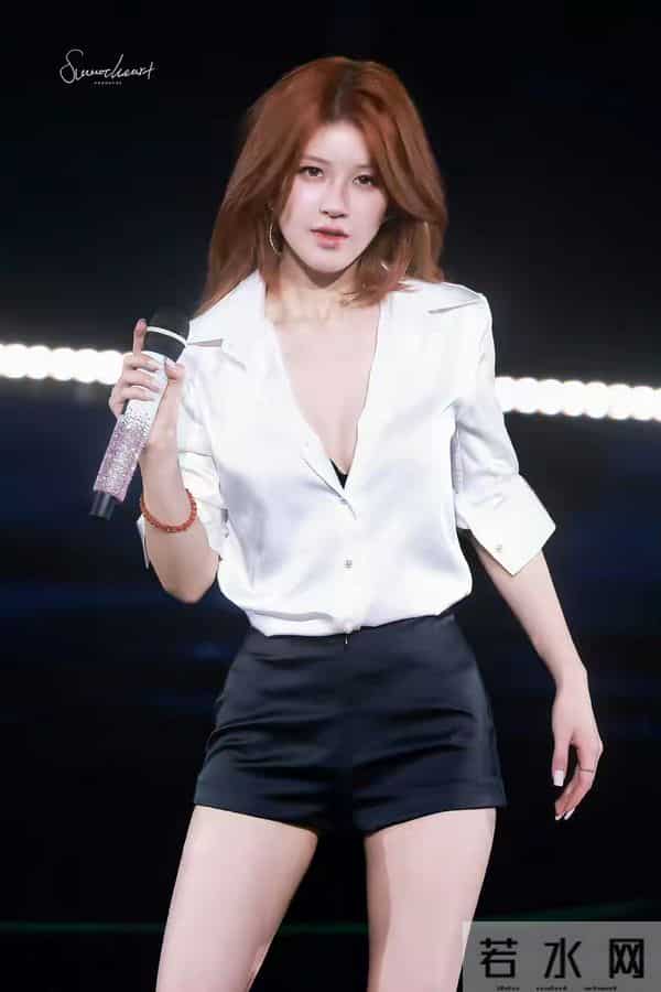 赵露思,演唱会性感造型,白色衬衣敞开心扉,男舞伴都移不开眼!