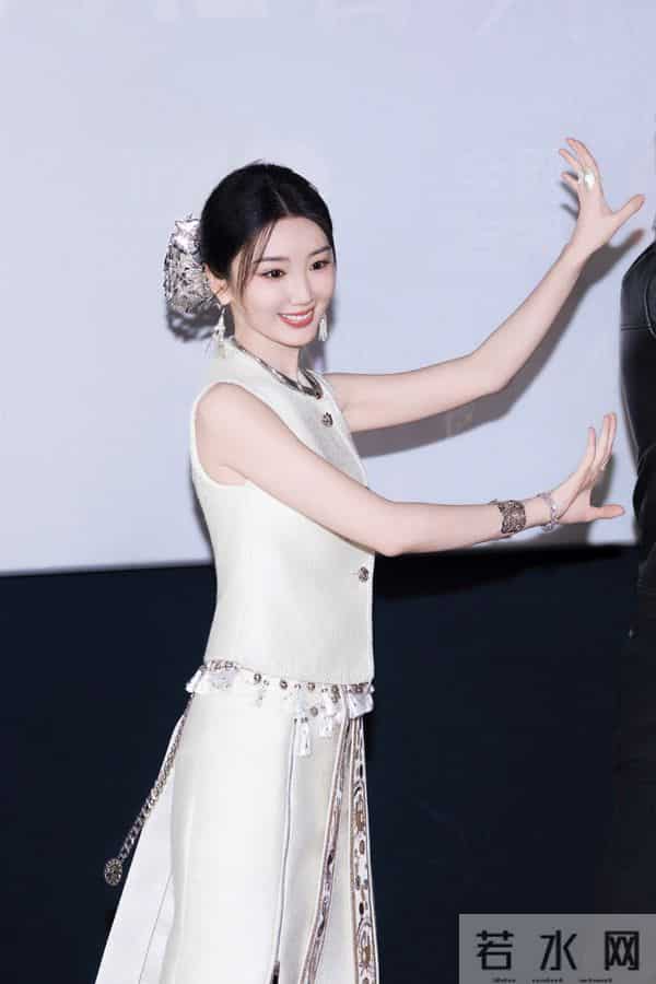 毛晓彤出席线下活动，又漂亮又明媚，皮肤白到发光少女感十足呀！