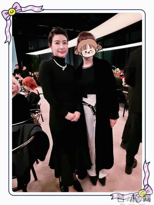 郭晶晶北京出席活动被偶遇，穿黑色长裙优雅大方，网友：贵气十足