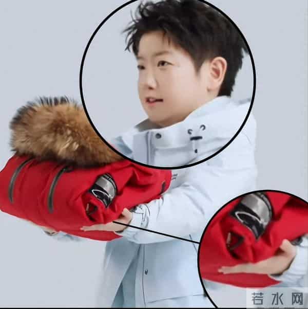 谁懂这个端着羽绒服的莎儿有多萌！小手手伸的笔直，眼神诚恳可爱