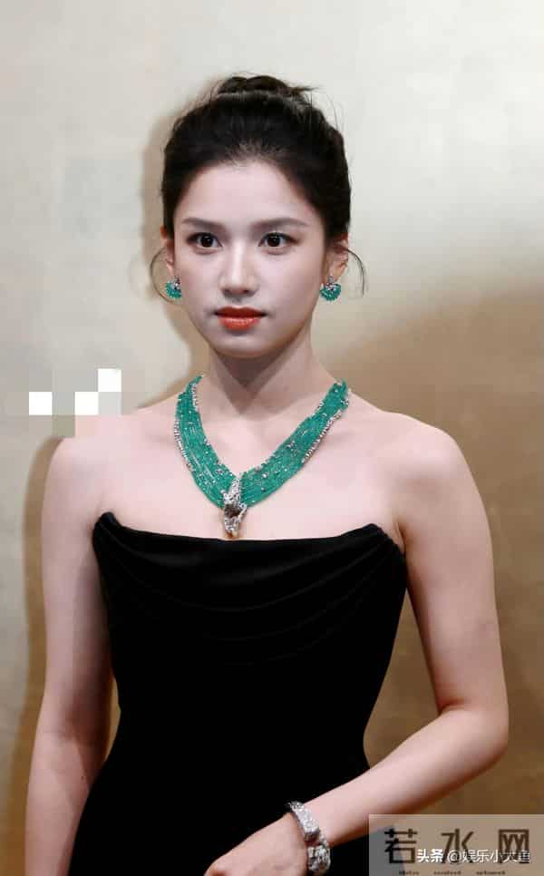 张婧仪今天出席卡地亚高珠展,穿黑色礼服裙佩戴权威祖母绿好美