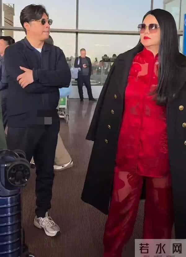 李湘回湖南娘家!父母住大别墅,客厅堆满鲜花,她却不敢露全脸