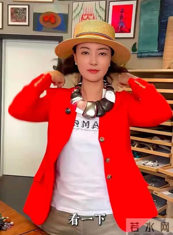 前央视主持人,俩前任去世被嘲“克夫”,生图脸僵的她近况如何了