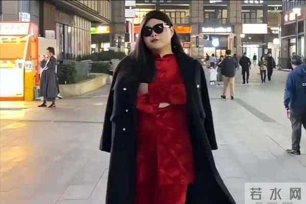 李湘不说话发旧照,网友吵翻天,富人沉默比骂人更狠