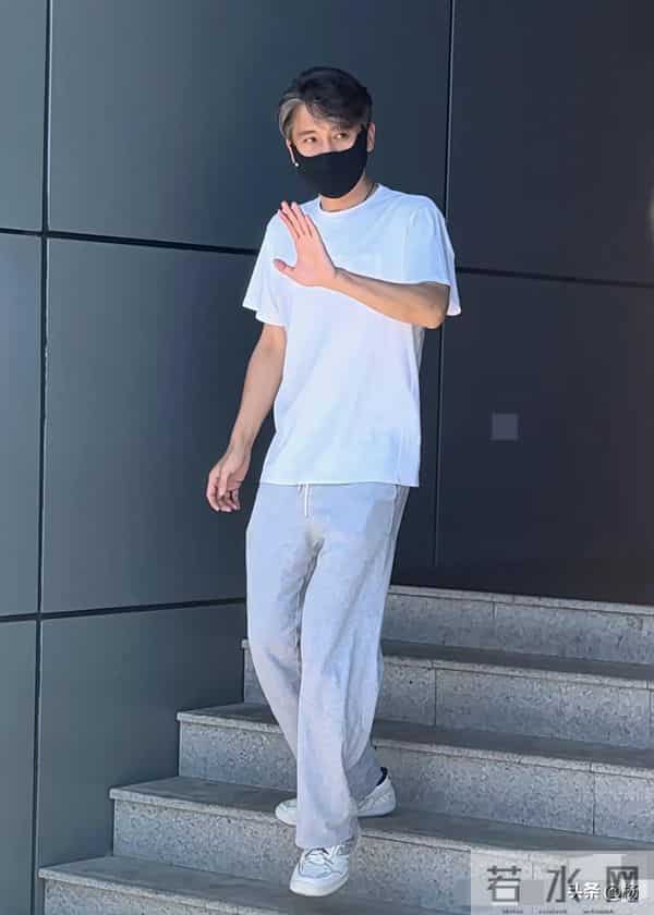 51岁李乃文哈尔滨和朋友聚餐，白色短袖上衣又高又瘦，状态像40岁