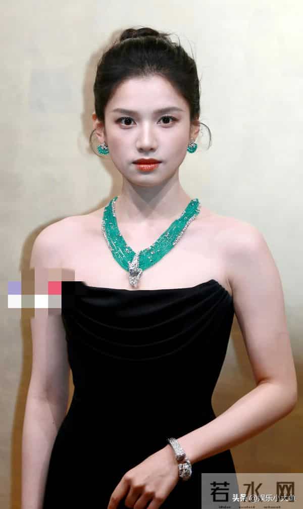 张婧仪今天出席卡地亚高珠展,穿黑色礼服裙佩戴权威祖母绿好美