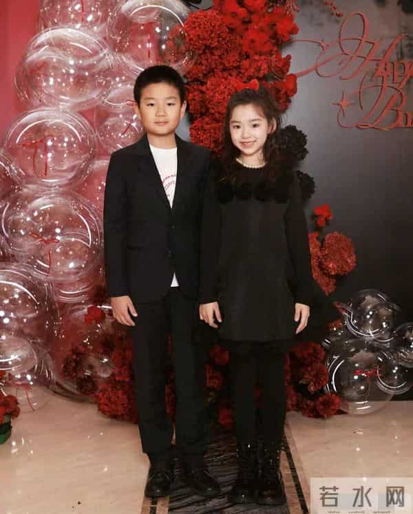 佟大为儿子与酒窝同框,同样9岁比酒窝高半头,正脸照跟爸爸雷同