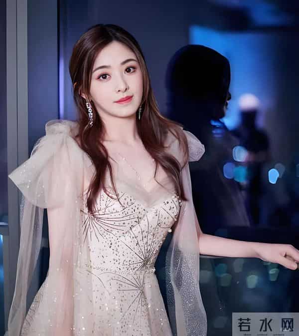 这还是当年超级女声的张含韵吗！简直是深藏不露，身材也太好了！