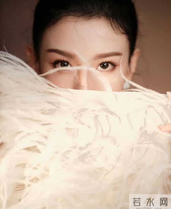 这身毛絮礼服,宋祖儿像是为落入凡间的精灵特意织就