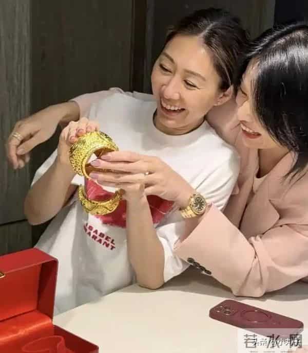 李承德为老婆胡杏儿庆祝生日，手腕金镯抢镜，满满的幸福味道