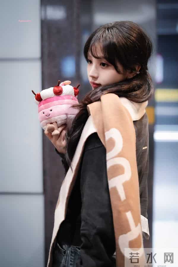 田曦薇“像刚放学的学姐”:白Polo+素颜感妆,美得毫不费力