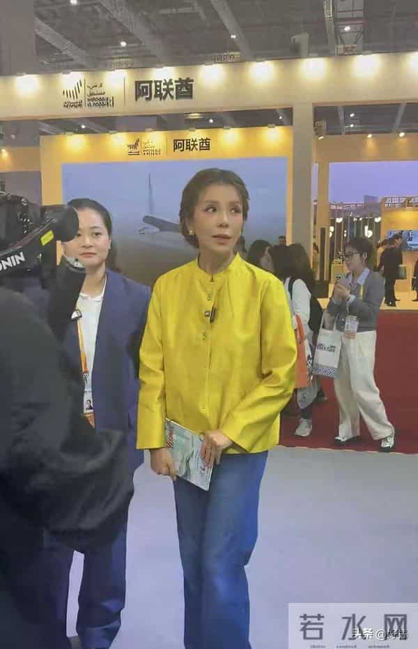52岁朱迅现身上海进博会，穿黄色新中式上衣，尽显知性温婉与大气